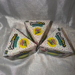 Lot of 3 SmushMart Rainbow Layer Cake Squishy
Great for birthday parties.